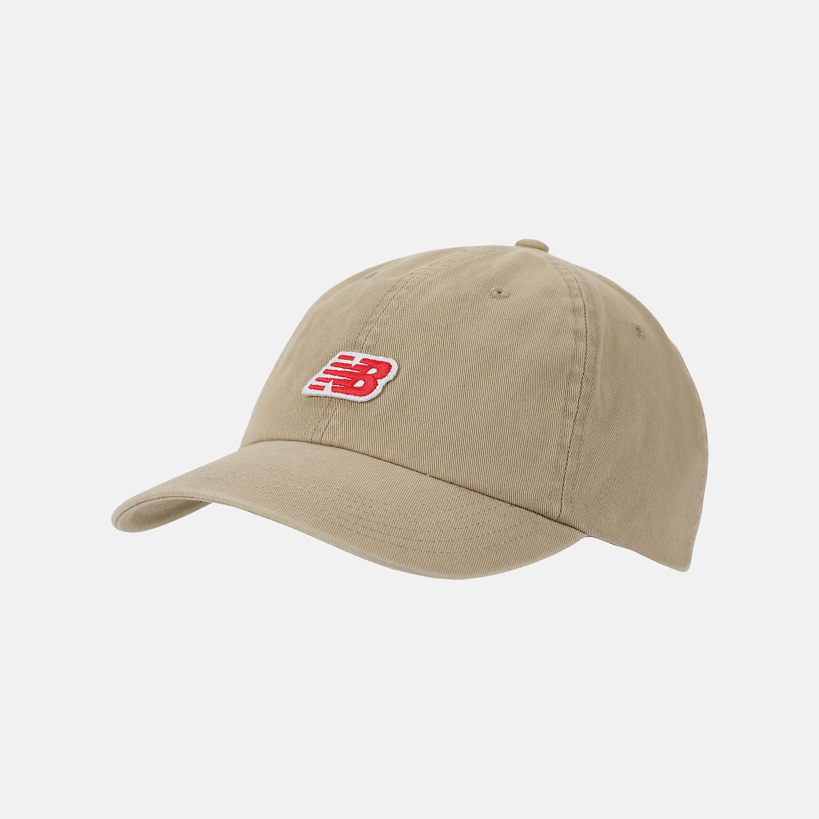 Gorra New Balance 6 Panel NB Patch Logo en color beige, vista en ángulo.