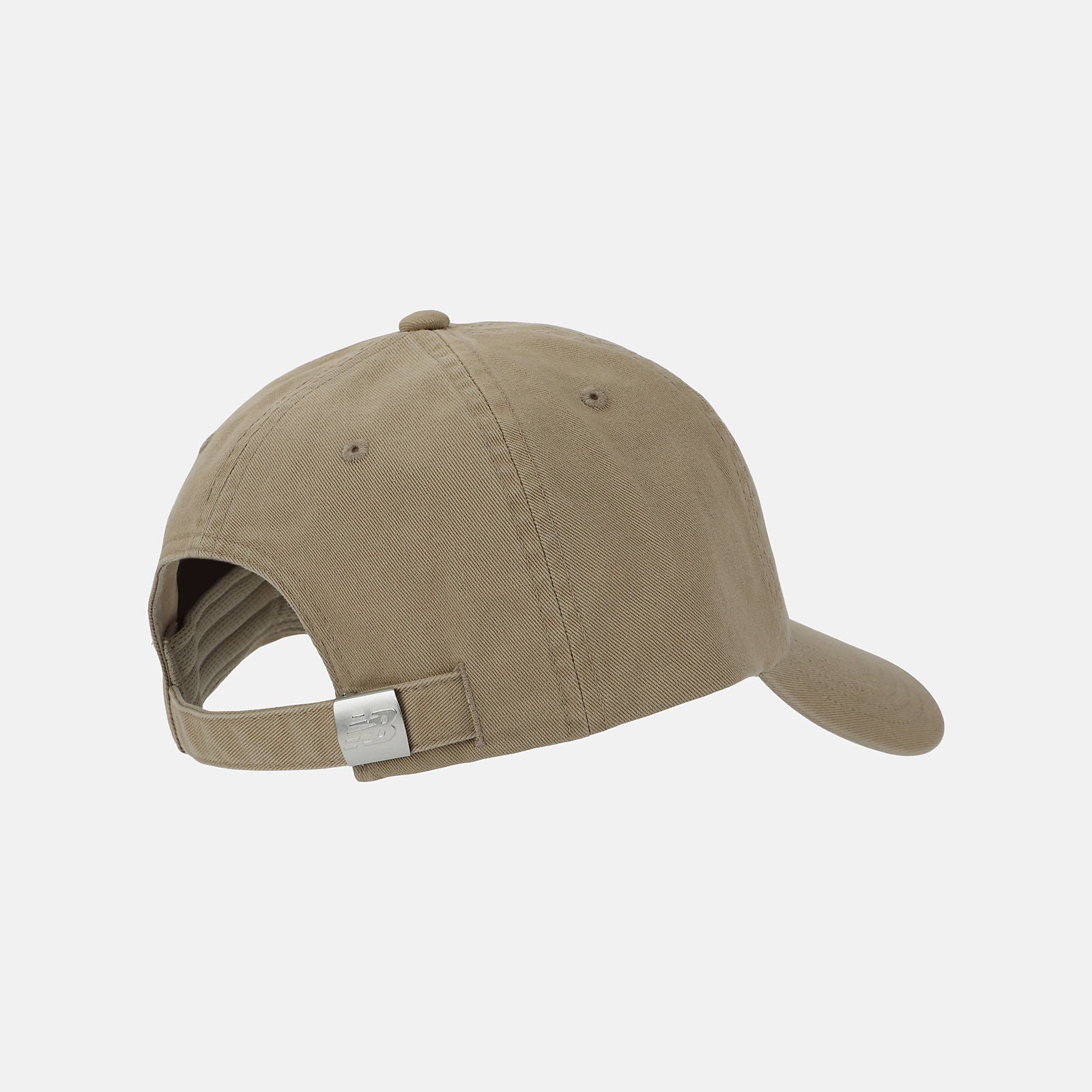 Gorra New Balance 6 Panel NB Patch Logo en color beige, vista trasera con cierre ajustable.