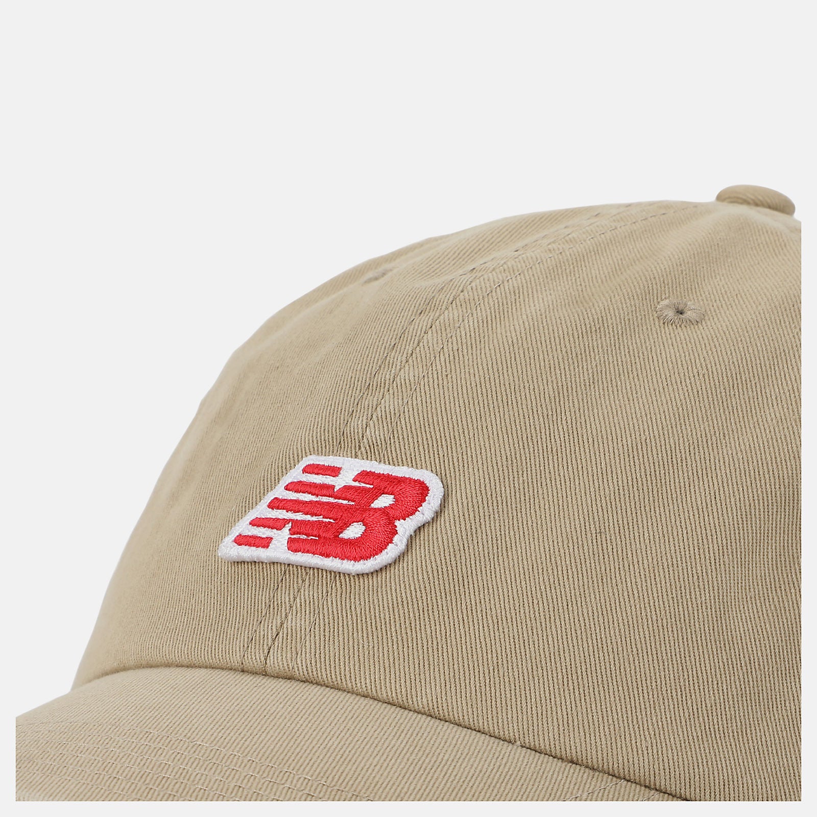 Detalle del log NB en rojo de la Gorra New Balance 6 Panel NB Patch Logo en color beige