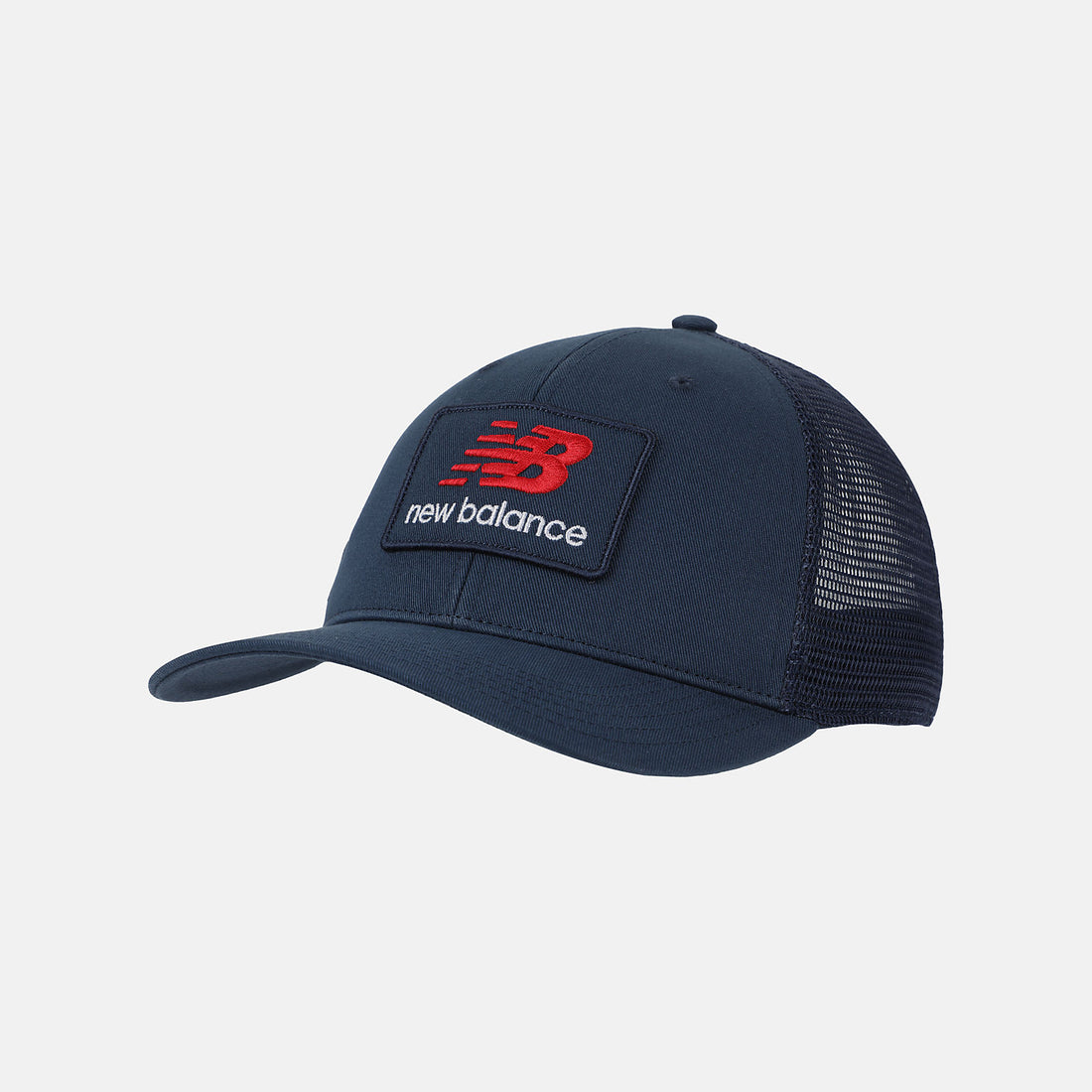 Primer plano de la gorra New Balance Stacked Patch Logo Trucker en color azul con logo bordado en rojo y blanco