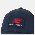 Vista completa de la gorra New Balance Stacked Patch Logo Trucker con diseño clásico y visera curva.