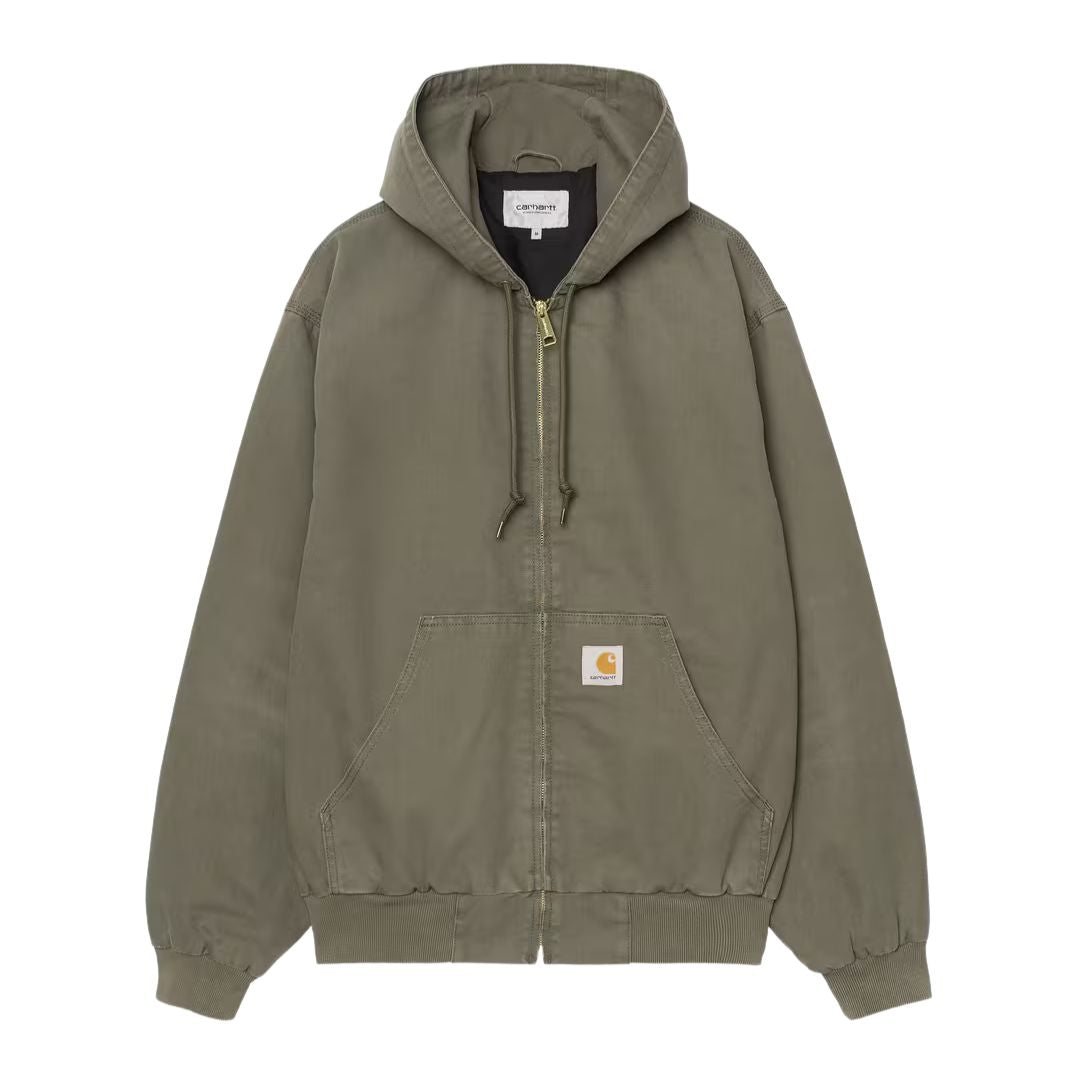 Carhartt WIP OG Active Jacket en color Leaf verde oliva vista frontal con bolsillo canguro, etiqueta cuadrada Carhartt y cremallera dorada, corte holgado OG Fit.