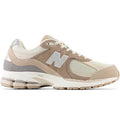 Zapatillas New Balance 2002R en color marón y beige, vista lateral