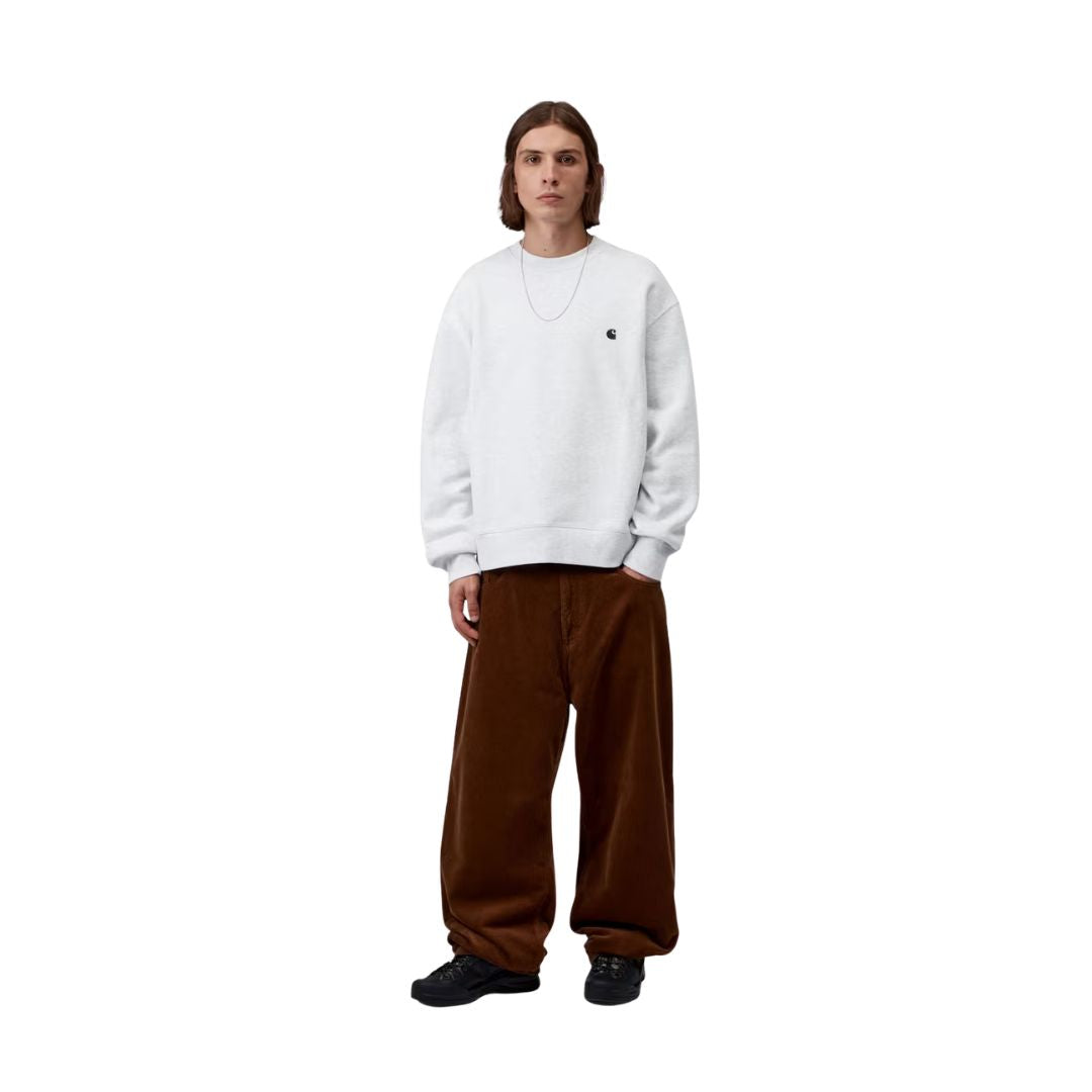 Carhartt WIP Mack Sweatshirt Ash Heather combinada en look completo con pantalón de pana marrón, mostrando el volumen del corte balloon en gris jaspeado.