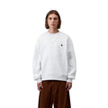 Carhartt WIP Mack Sweatshirt Ash Heather en plano frontal sobre modelo, con pantalón de pana marrón, resaltando el logotipo bordado en negro sobre gris jaspeado.