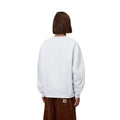 Carhartt WIP Mack Sweatshirt Ash Heather, vista trasera sobre modelo con pantalón de pana marrón, mostrando la amplitud de espalda y el largo de manga.