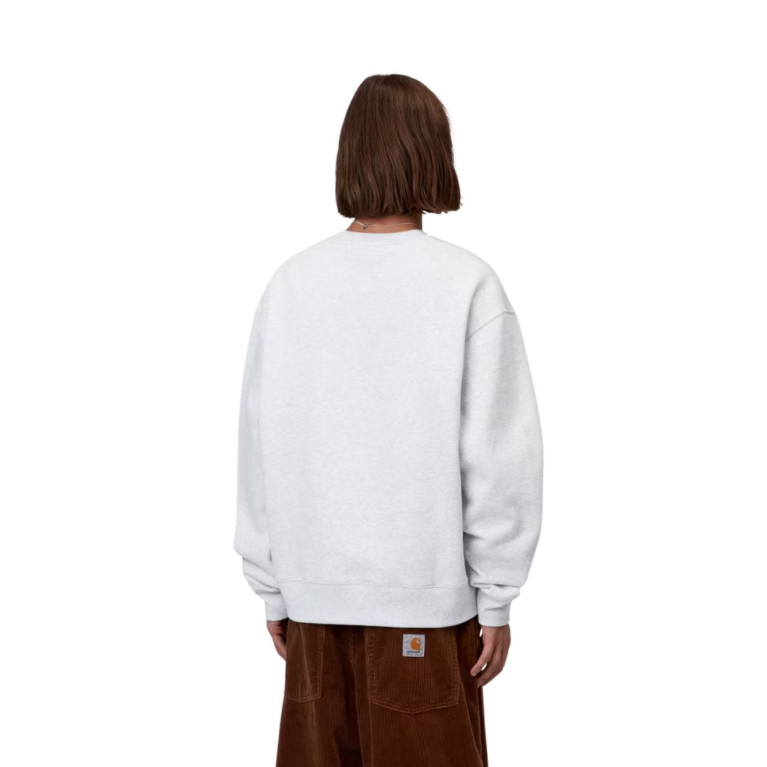 Carhartt WIP Mack Sweatshirt Ash Heather, vista trasera sobre modelo con pantalón de pana marrón, mostrando la amplitud de espalda y el largo de manga.