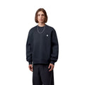 Carhartt WIP Mack Sweatshirt Dark Navy en plano frontal sobre modelo, con pantalón vaquero oscuro, resaltando el logotipo bordado y el cuello redondo acanalado.