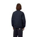 Carhartt WIP Mack Sweatshirt Dark Navy, vista trasera sobre modelo con pantalón vaquero, mostrando la amplitud cuadrada de la espalda y el largo de manga.