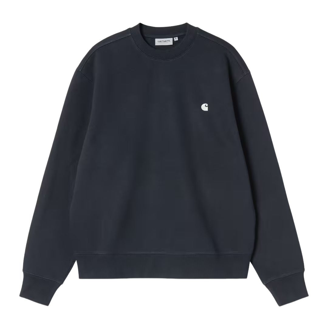 Carhartt WIP Mack Sweatshirt Dark Navy en plano frontal, con el logotipo "C" bordado en blanco sobre el pecho y etiqueta interior de cuello Carhartt WIP.