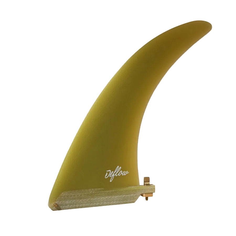 Quilla single fin Deflow Midhull 8,5" en color ochre amarillo terroso mineral, vista frontal mostrando el perfil esbelta hull-type en fibra de vidrio sobre fondo blanco.