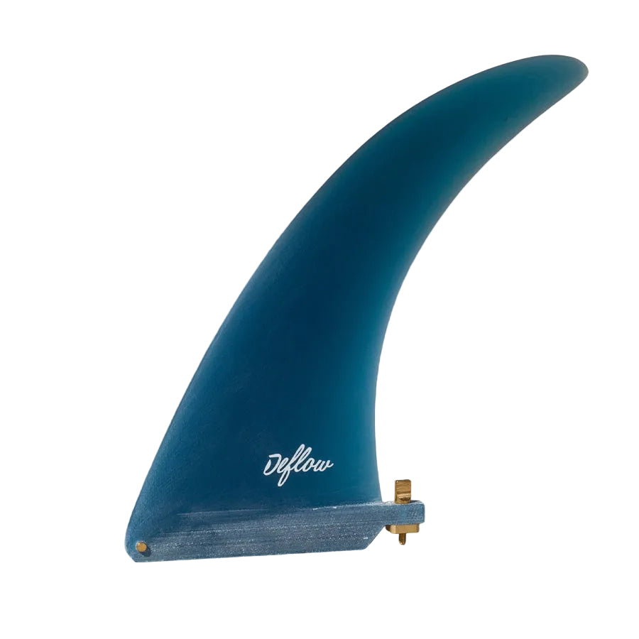 Quilla single fin Deflow Midhull 8,5" en color blue azul profundo, vista frontal mostrando el template esbelta hull-type inspirado en Greg Liddle en fibra de vidrio.
