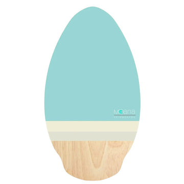 Tabla Moana Wedge skimboard de madera color azul turquesa con franjas beige y base natural, diseño wedge para mayor control y maniobrabilidad en playa.