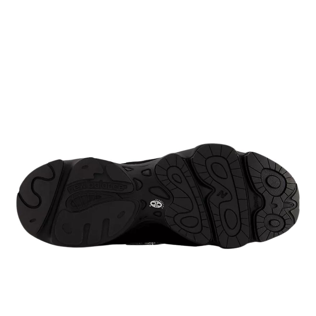 Suela de las zapatillas New Balance 1000 en color black, black, cement y castlerock con diseño segmentado.