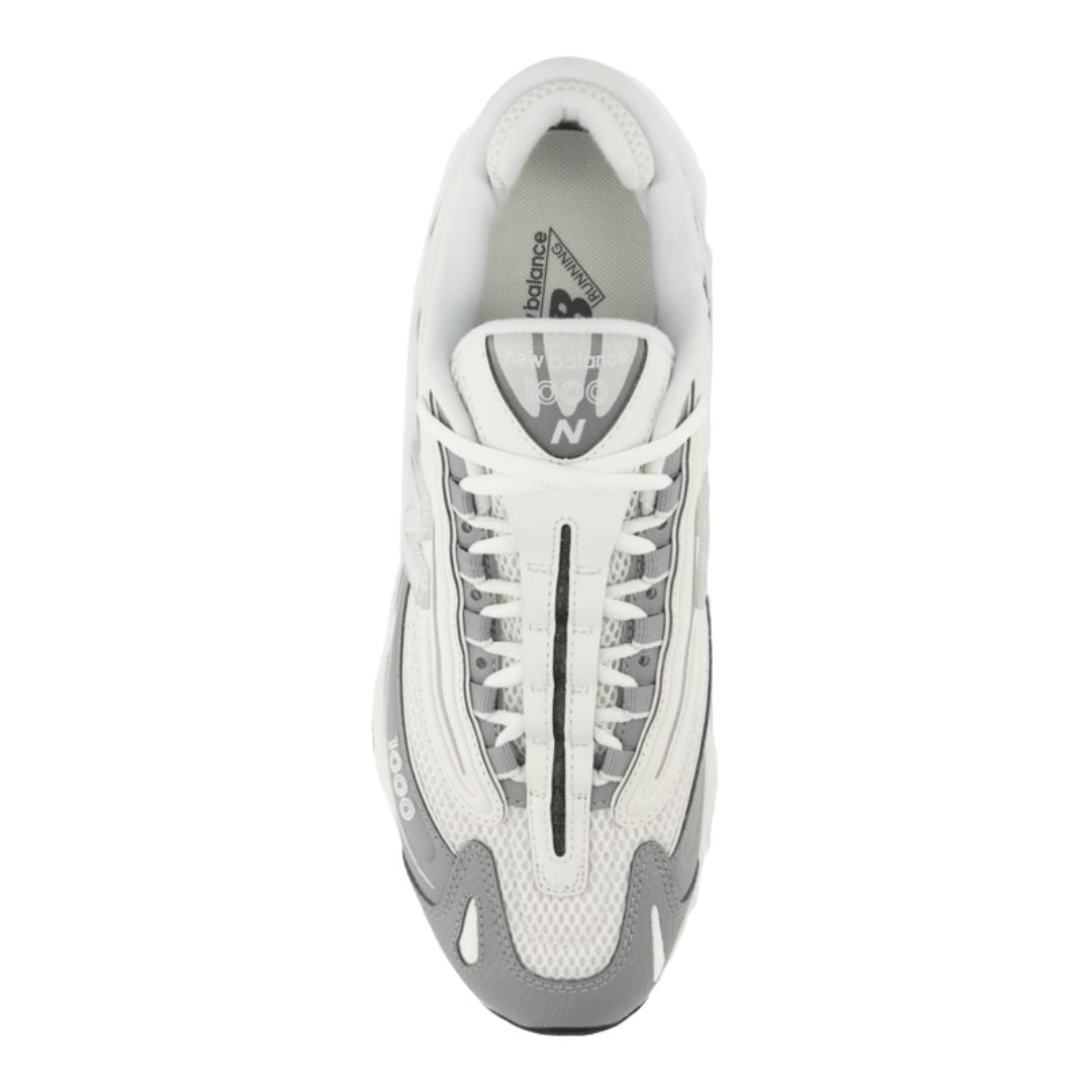 Zapatillas New Balance 1000 gris y blanco vista superior con cordones blancos y upper de malla transpirable.