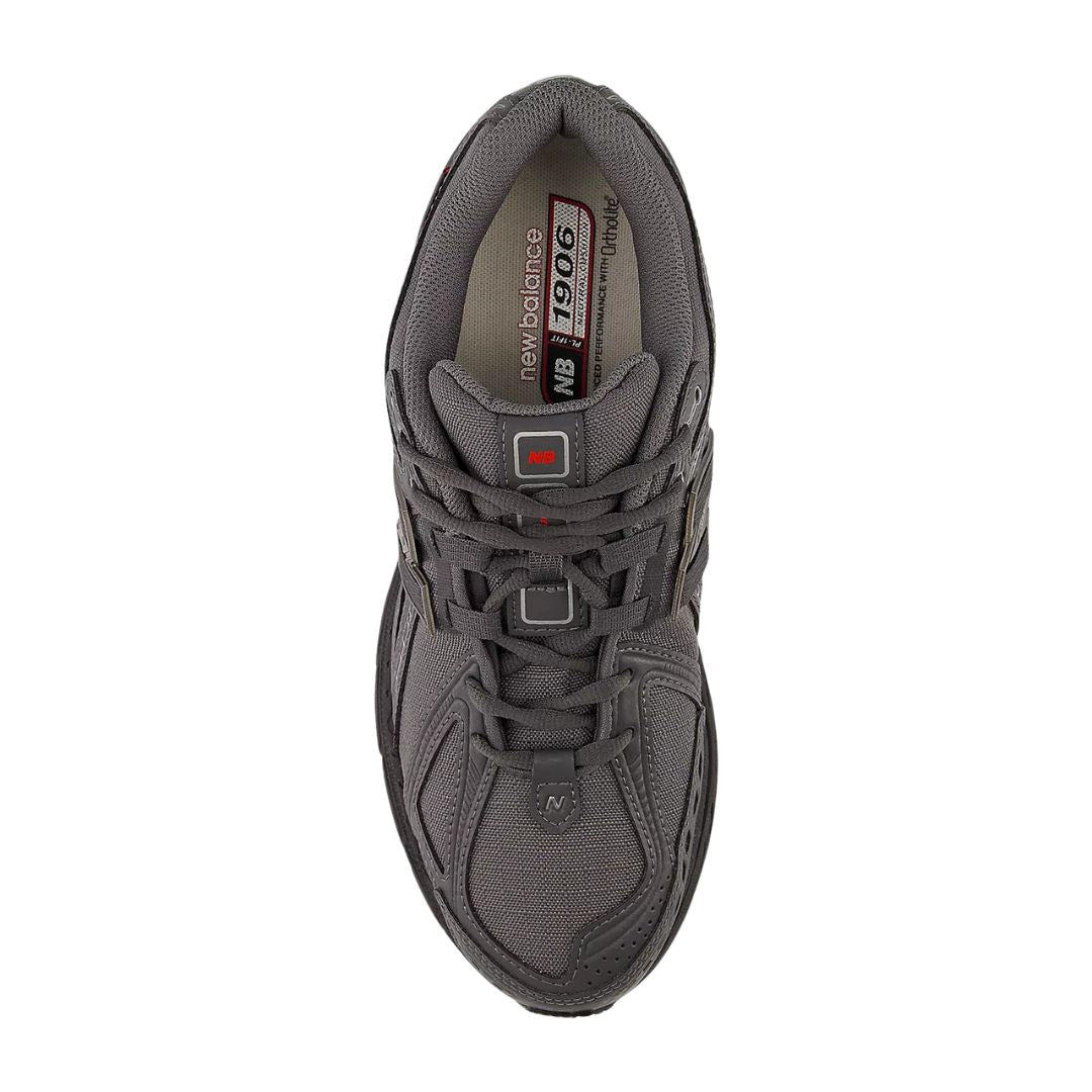 Vista superior de las zapatillas New Balance 1906R en color negro y plateado metálico.