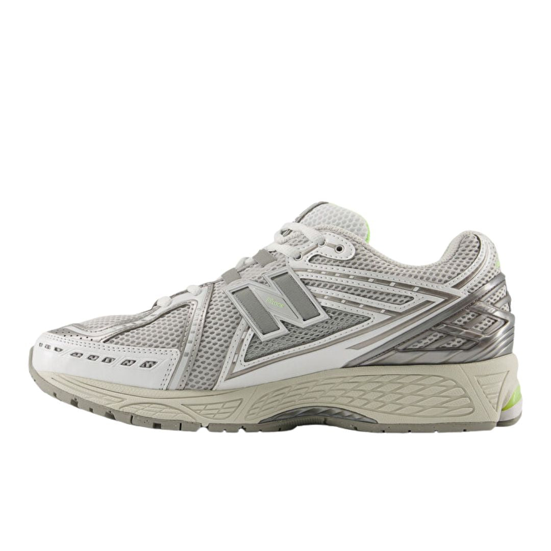 New Balance 1906R Grey Matter, vista lateral interior, upper gris con overlays plateados, logo N en lateral, suela chunky crema con acento verde lima.
