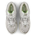 Vista cenital del par New Balance 1906R Grey Matter, upper de malla gris con cordones blancos, plantilla NB 1906 con tecnología OrthoLite y detalles verde lima.