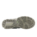 Suela New Balance 1906R Grey Matter con patrón de agarre multidireccional en gris, logo new balance en lateral y detalle verde lima en zona central.