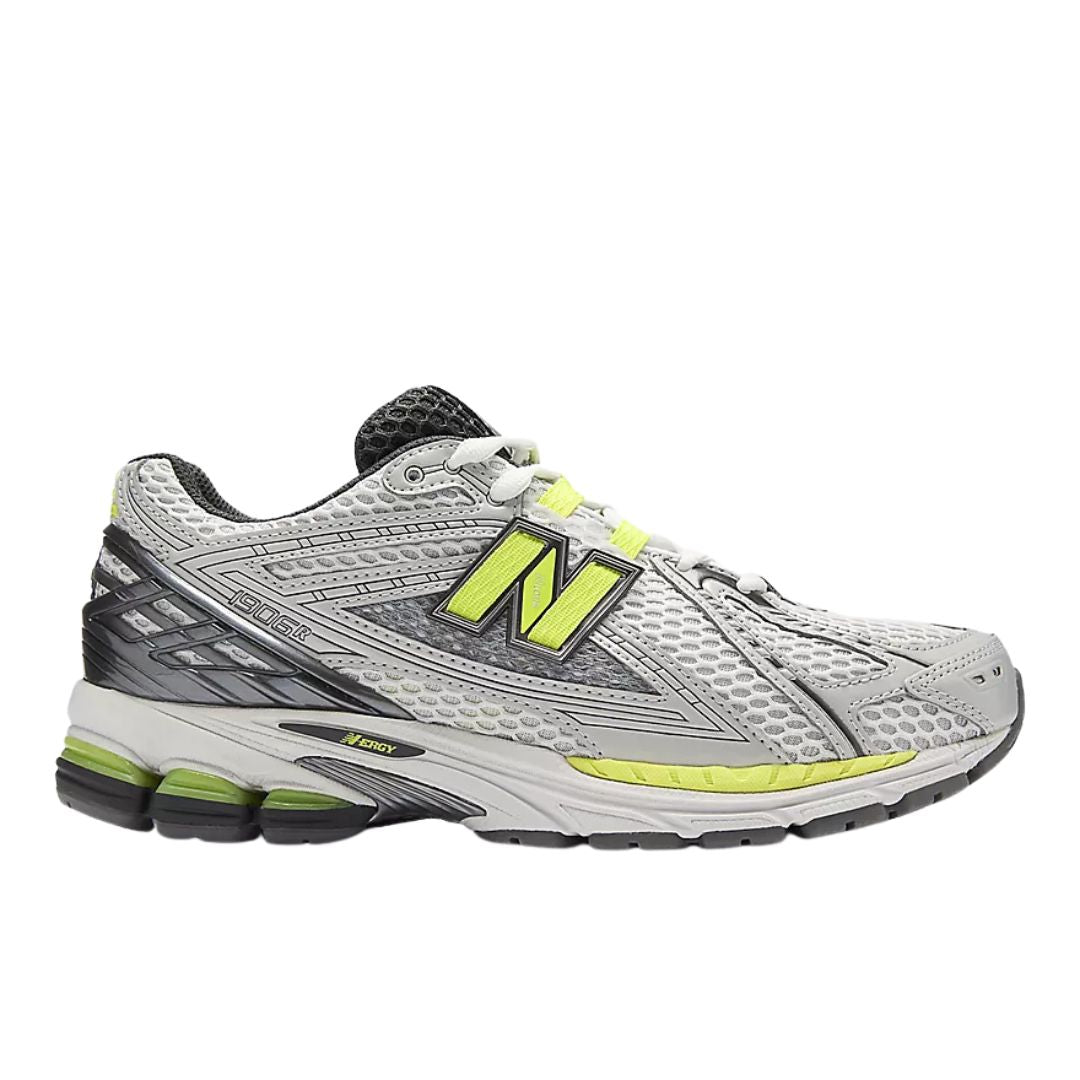 Zapatilla New Balance 1906R retro running en gris plateado con detalles metallic y verde lima, logo N lateral, cordones blancos y mediasuela con tecnología ABZORB y N-ergy.