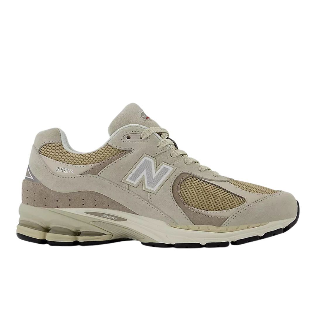 Zapatillas New Balance 2002R en color Shipyard con Incense y Timberwolf, vista lateral
