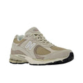 Zapatillas New Balance 2002R en color Shipyard con Incense y Timberwolf, vista costado