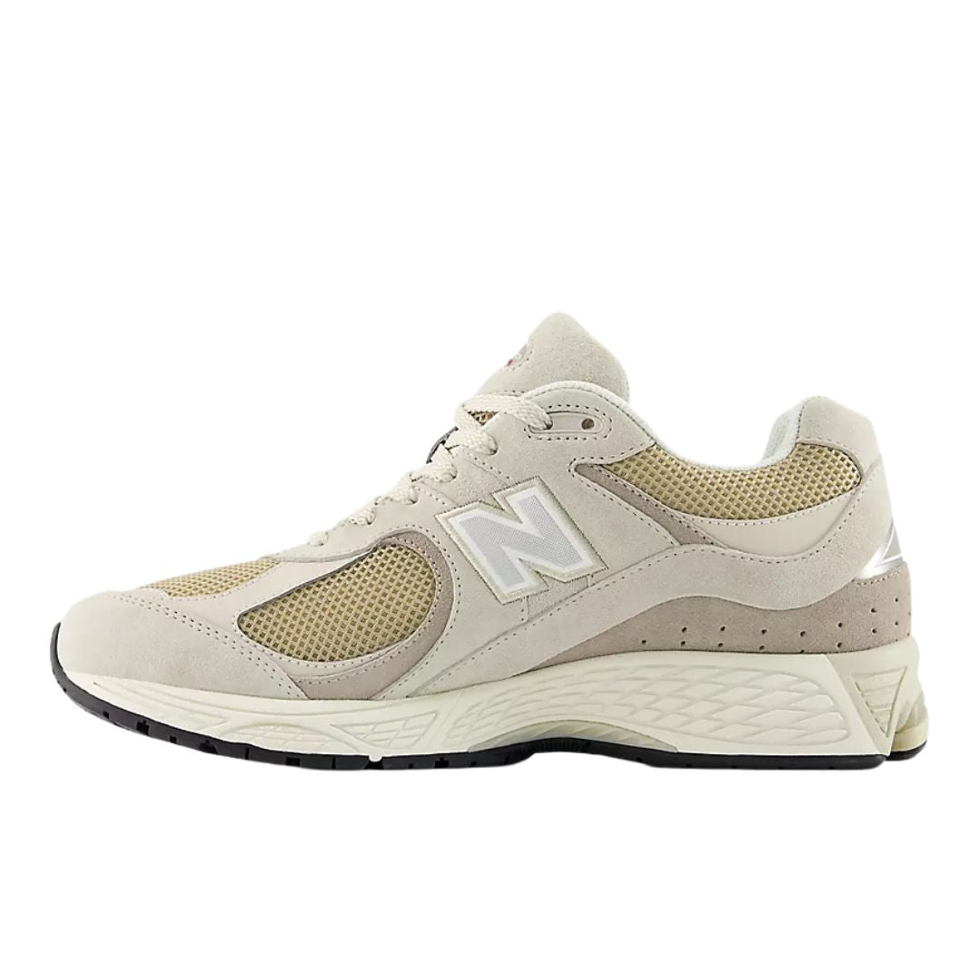 Zapatillas New Balance 2002R en color Shipyard con Incense y Timberwolf, vista lateral izquierda