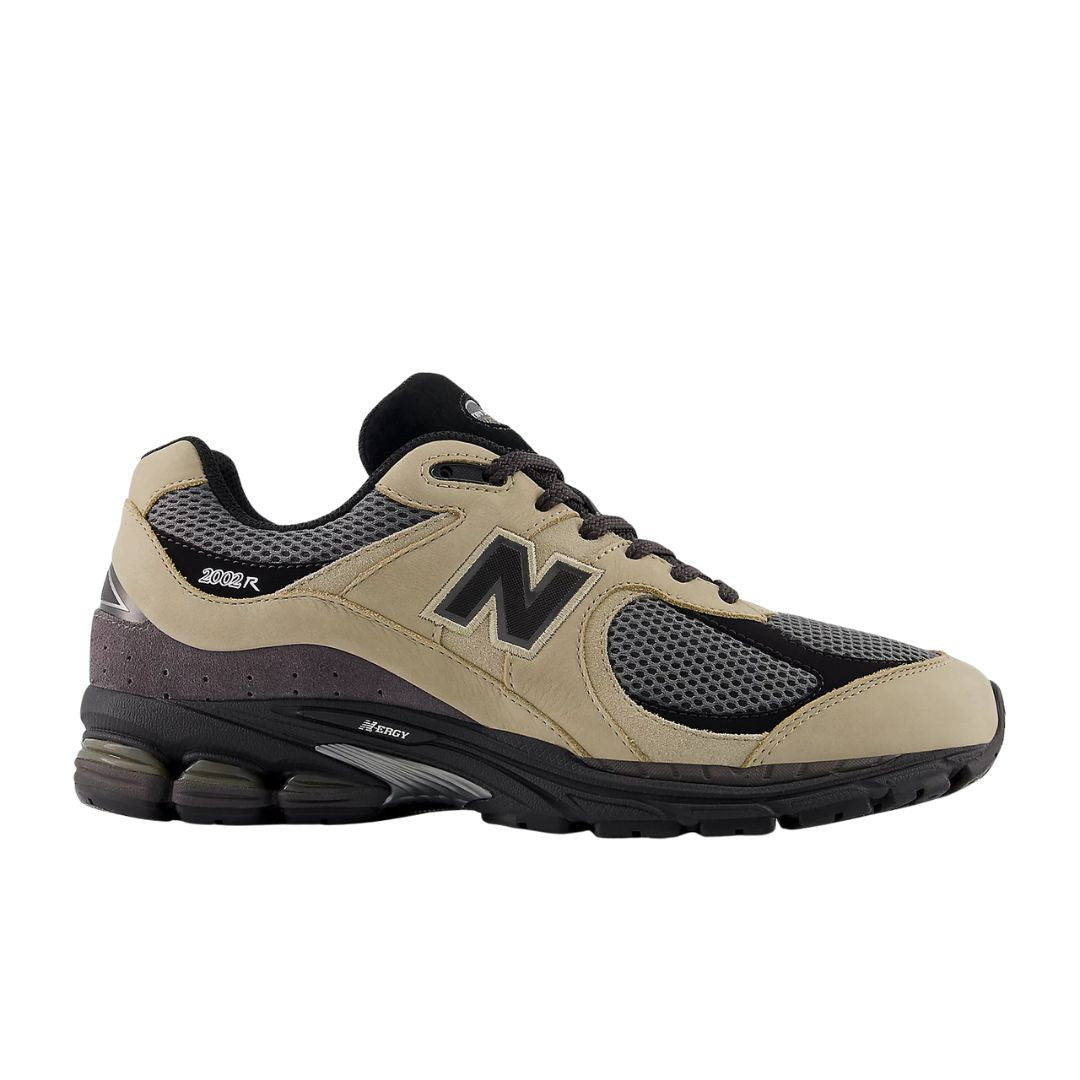 Zapatilla New Balance U2002R en color stoneware y castlerock vista lateral opuesta.