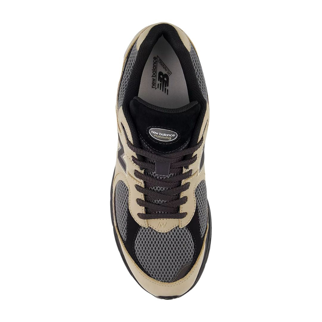 Vista superior de las zapatillas New Balance U2002R en color stoneware y castlerock con cordones.