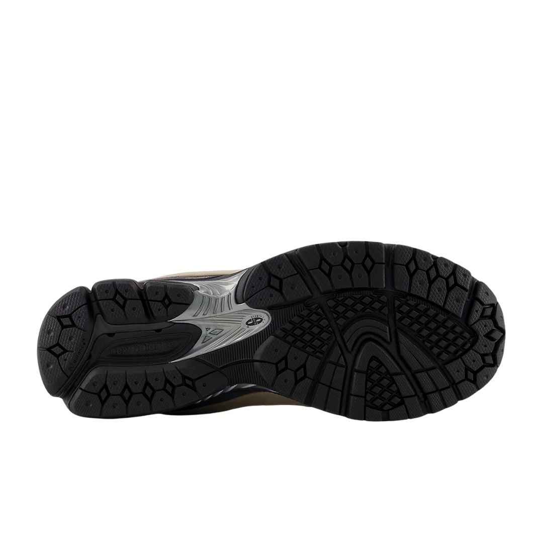 Suela de las zapatillas New Balance U2002R en color stoneware y castlerock con diseño de running y amortiguación.