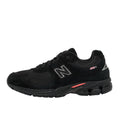 Vista lateral exterior de las zapatillas New Balance 2002R color negro con logo N plateado y detalles en rosa.