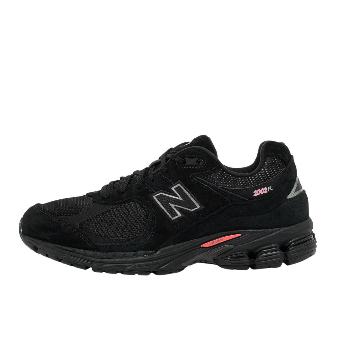 Vista lateral exterior de las zapatillas New Balance 2002R color negro con logo N plateado y detalles en rosa.