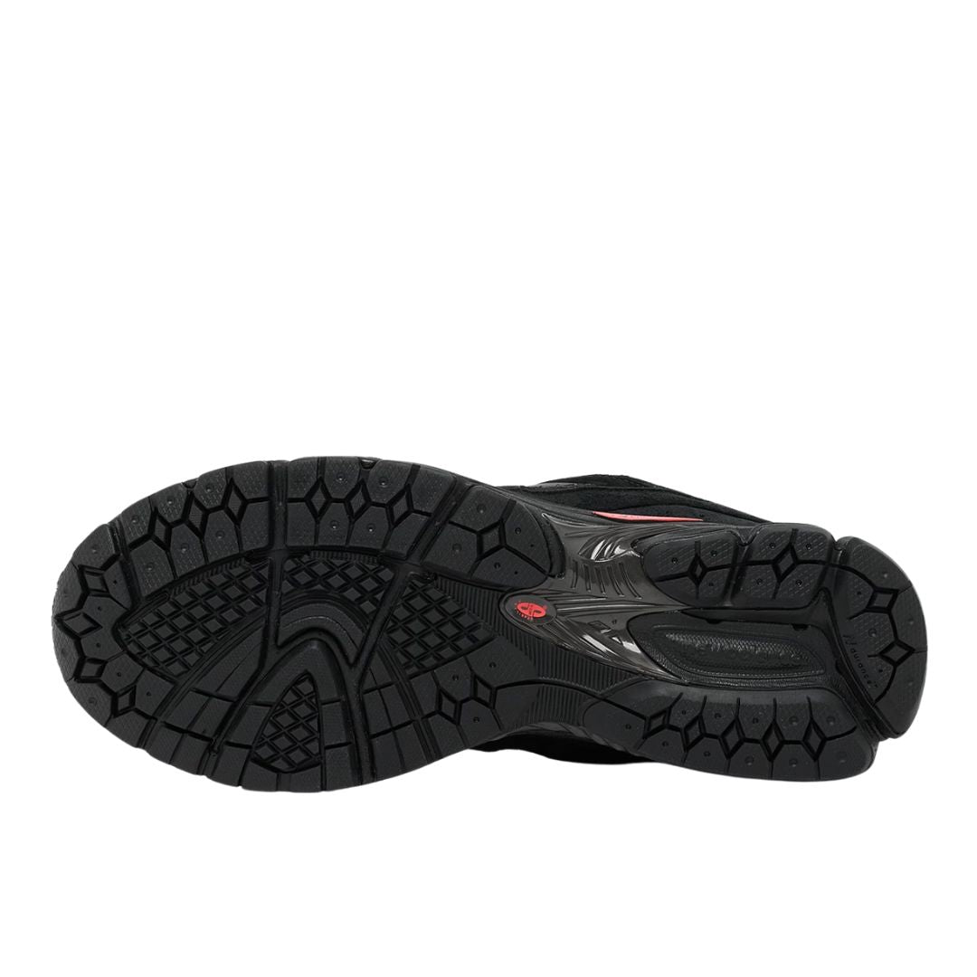 Vista inferior de la suela de las zapatillas New Balance 2002R color negro destacando el patrón de tracción.