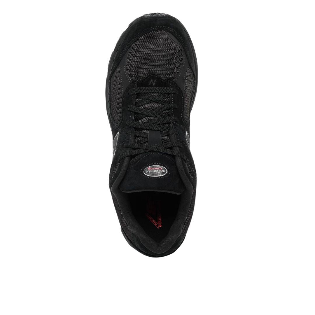Vista superior de las zapatillas New Balance 2002R color negro mostrando lengüeta y cordones.
