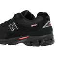 Vista lateral trasera de las zapatillas New Balance 2002R color negro con detalles en gris y rosa mostrando logo y amortiguación N-ergy.