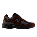 Zapatillas running retro New Balance 2002R pumpernickel, vista lateral exterior con la inscripción 2002R en el talón, logo N y sistema de amortiguación N-ERGY en la mediasuela.