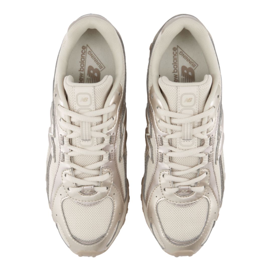 Vista cenital del par New Balance 204L Timberwolf en beige claro: cordones, lengüeta con etiqueta New Balance Running, plantilla y overlays sintéticos brillantes.