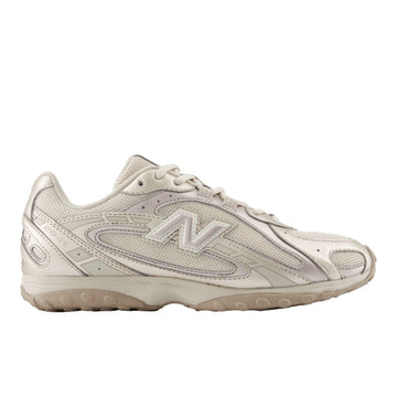 New Balance 204L Timberwolf, vista lateral externa en tono beige/gris claro con serigrafía "204L" en el talón, panel de malla técnica y suela baja con tacos.