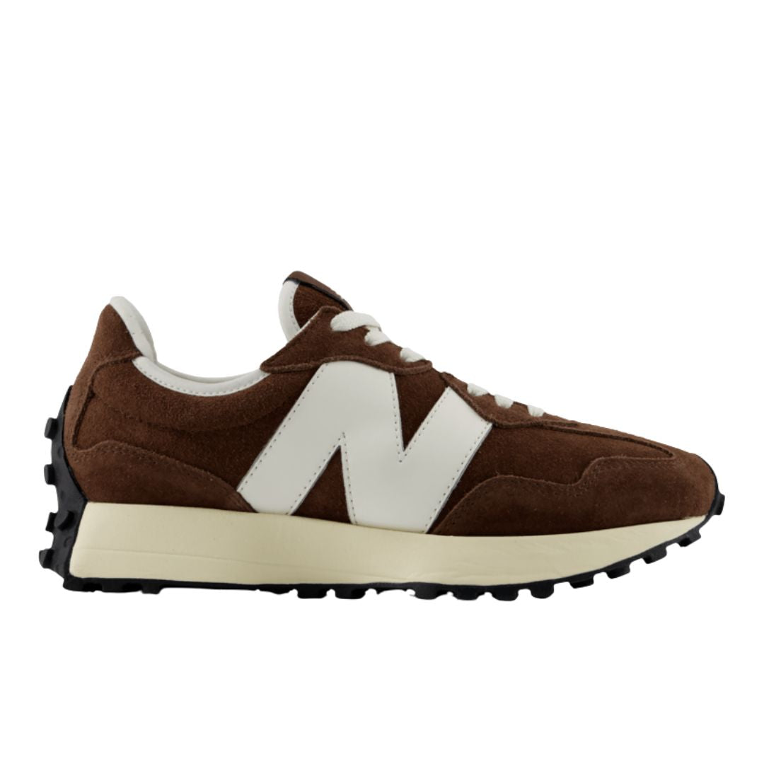 Zapatillas New Balance 327 en color Marrón Pumpernickel con la "N" en blanco, vista lateral izquierda.