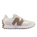 Primer plano lateral de la New Balance 327 Linen Sea Salt Mushroom, con detalle de costuras en el empeine y la suela dentada en tono topo y blanco.