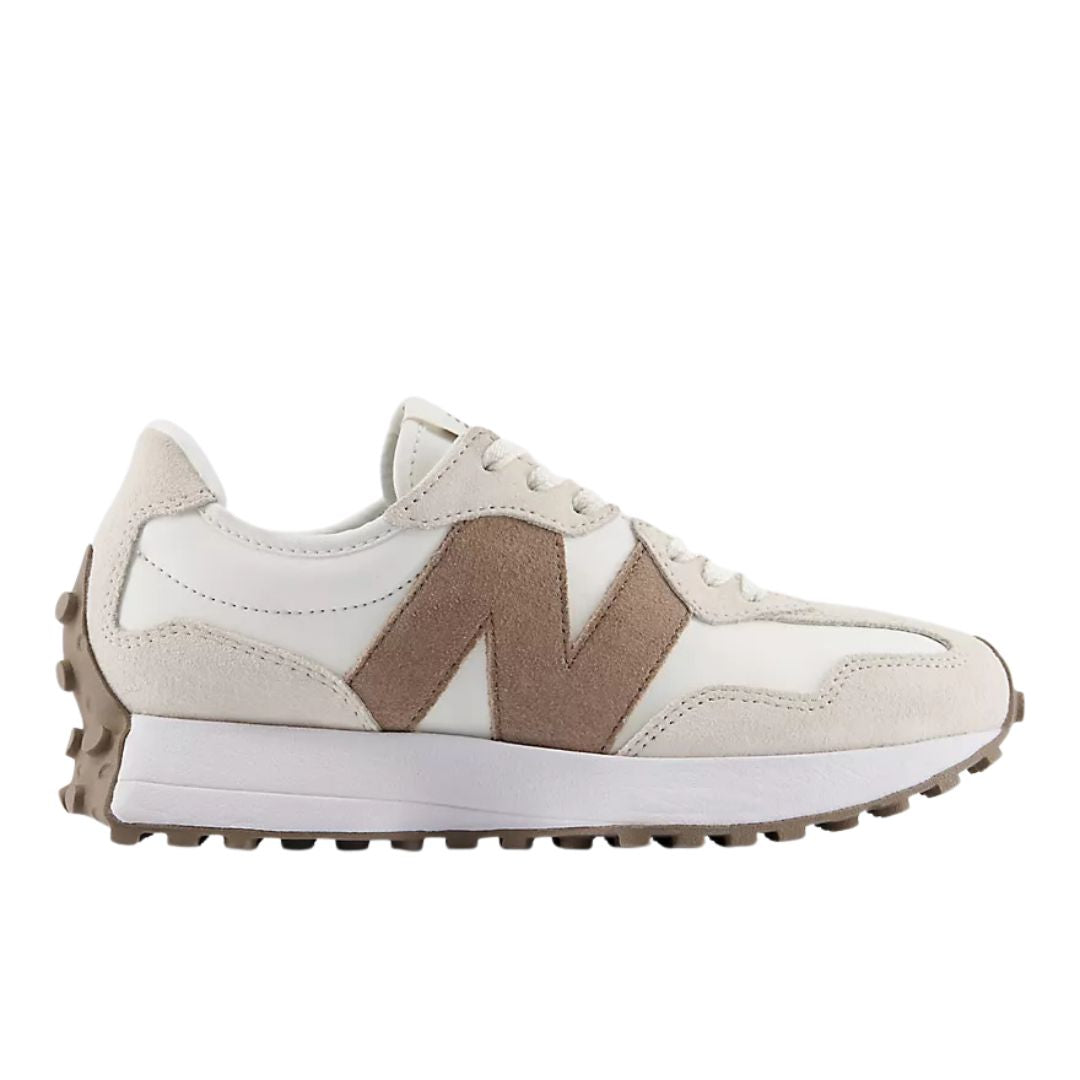 Primer plano lateral de la New Balance 327 Linen Sea Salt Mushroom, con detalle de costuras en el empeine y la suela dentada en tono topo y blanco.