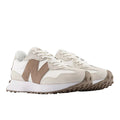 Par de zapatillas New Balance 327 Linen Sea Salt Mushroom en ángulo de tres cuartos, destacando la icónica 