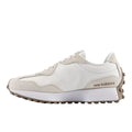 Zapatilla New Balance 327 Linen Sea Salt Mushroom de perfil completo, combinando piel blanca, ante beige y suela bicolor blanca y marrón topo con logo lateral.