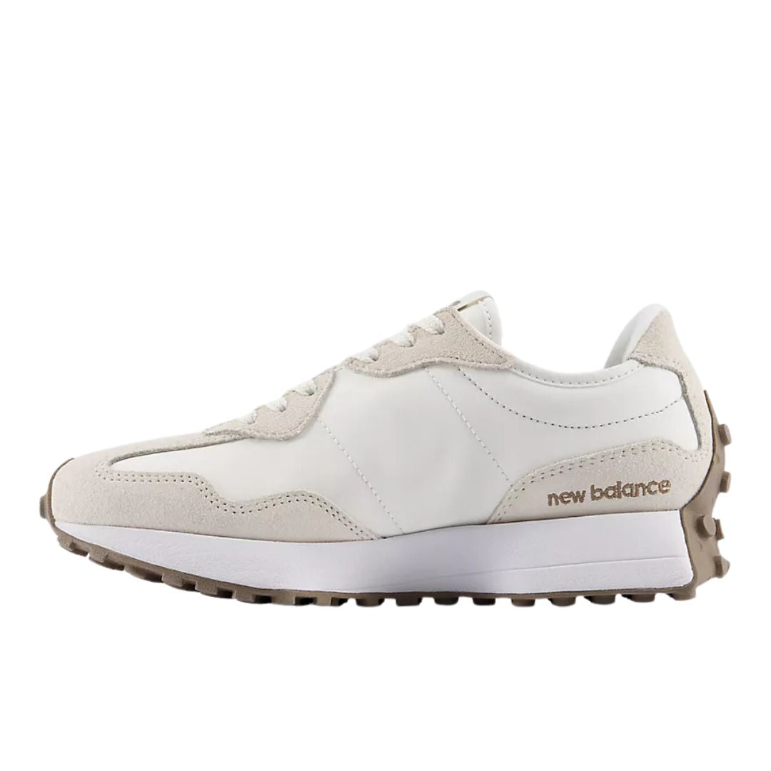 Zapatilla New Balance 327 Linen Sea Salt Mushroom de perfil completo, combinando piel blanca, ante beige y suela bicolor blanca y marrón topo con logo lateral.