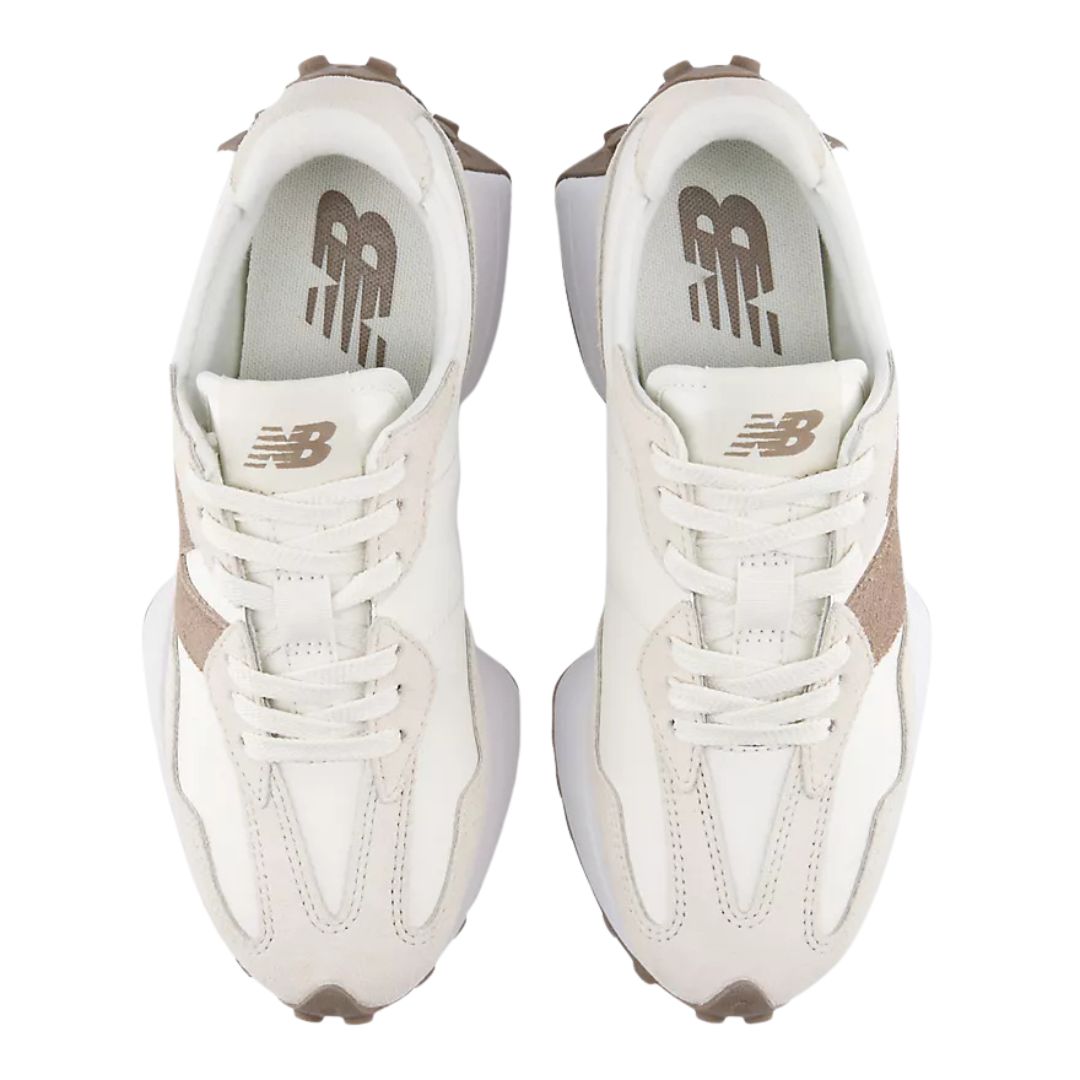 Vista cenital del par New Balance 327 Linen Sea Salt Mushroom, mostrando cordones blancos, empeine en piel y logotipo New Balance en la lengüeta interior.