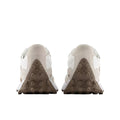 Par de zapatillas New Balance 327 Linen Sea Salt Mushroom vistas de frente por el talón, con contrafuerte en ante beige y refuerzo triangular en marrón topo.
