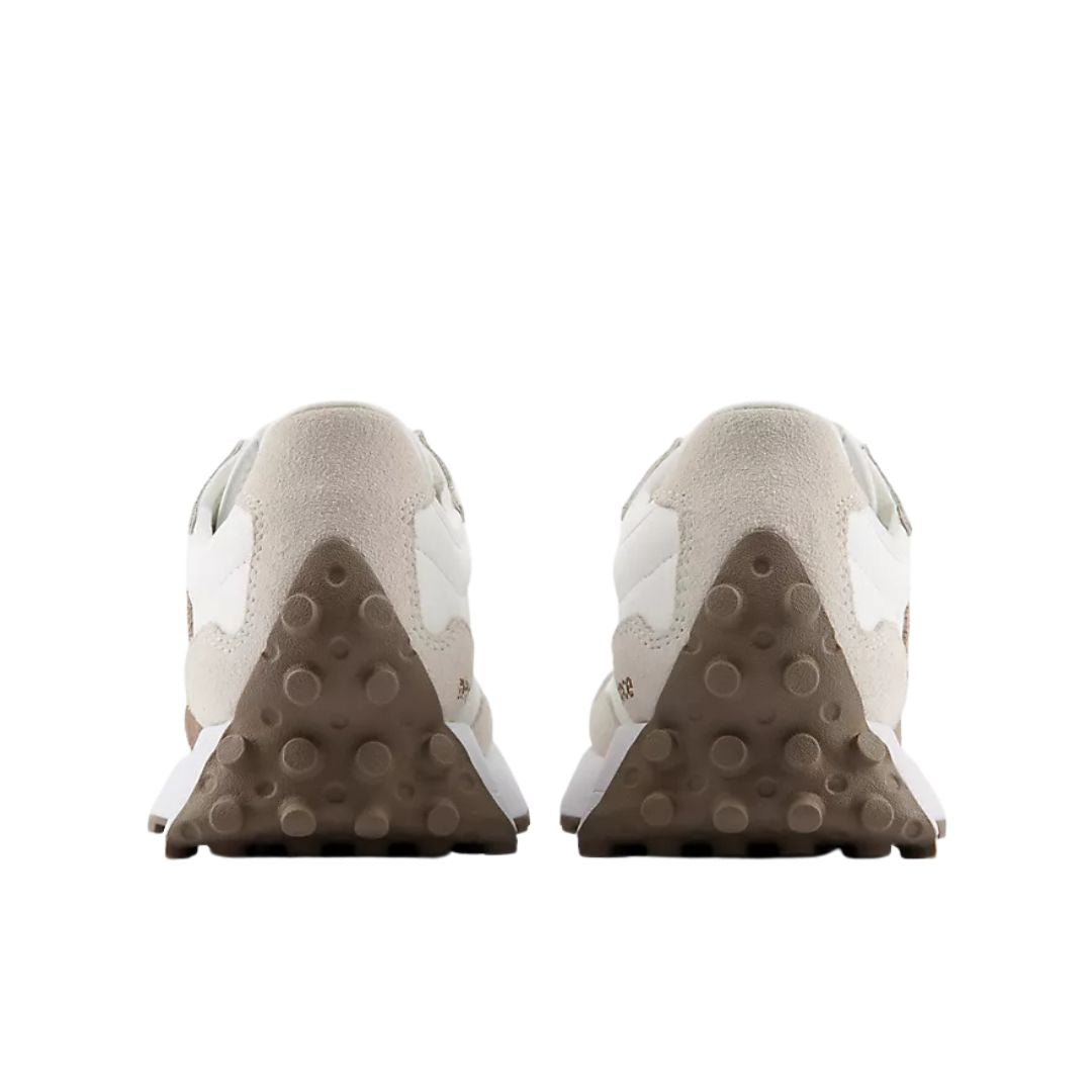 Par de zapatillas New Balance 327 Linen Sea Salt Mushroom vistas de frente por el talón, con contrafuerte en ante beige y refuerzo triangular en marrón topo.