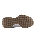 Zapatillas New Balance 327 Linen Sea Salt Mushroom, vista de la suela con tacos redondeados en tono topo sobre entresuela blanca, diseño tipo trail running.