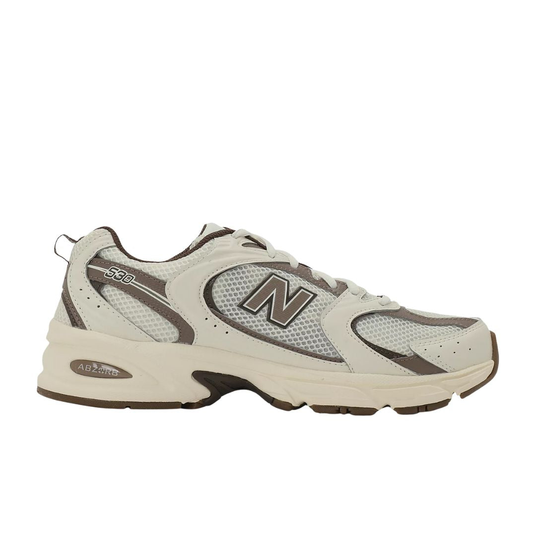 Zapatilla New Balance 530 en color turtledove, angora y mushroom vista lateral opuesta.