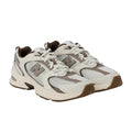 Zapatillas New Balance 530 turtledove angora mushroom en vista tres cuartos.